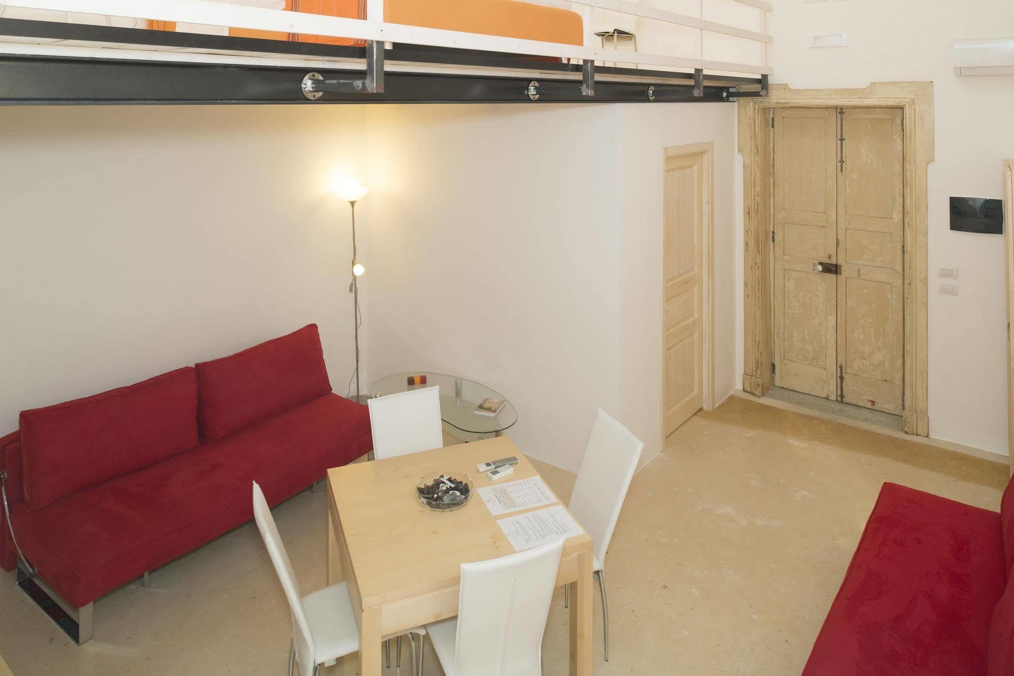 Relais Carlo V - Historical Palace Bed and breakfast