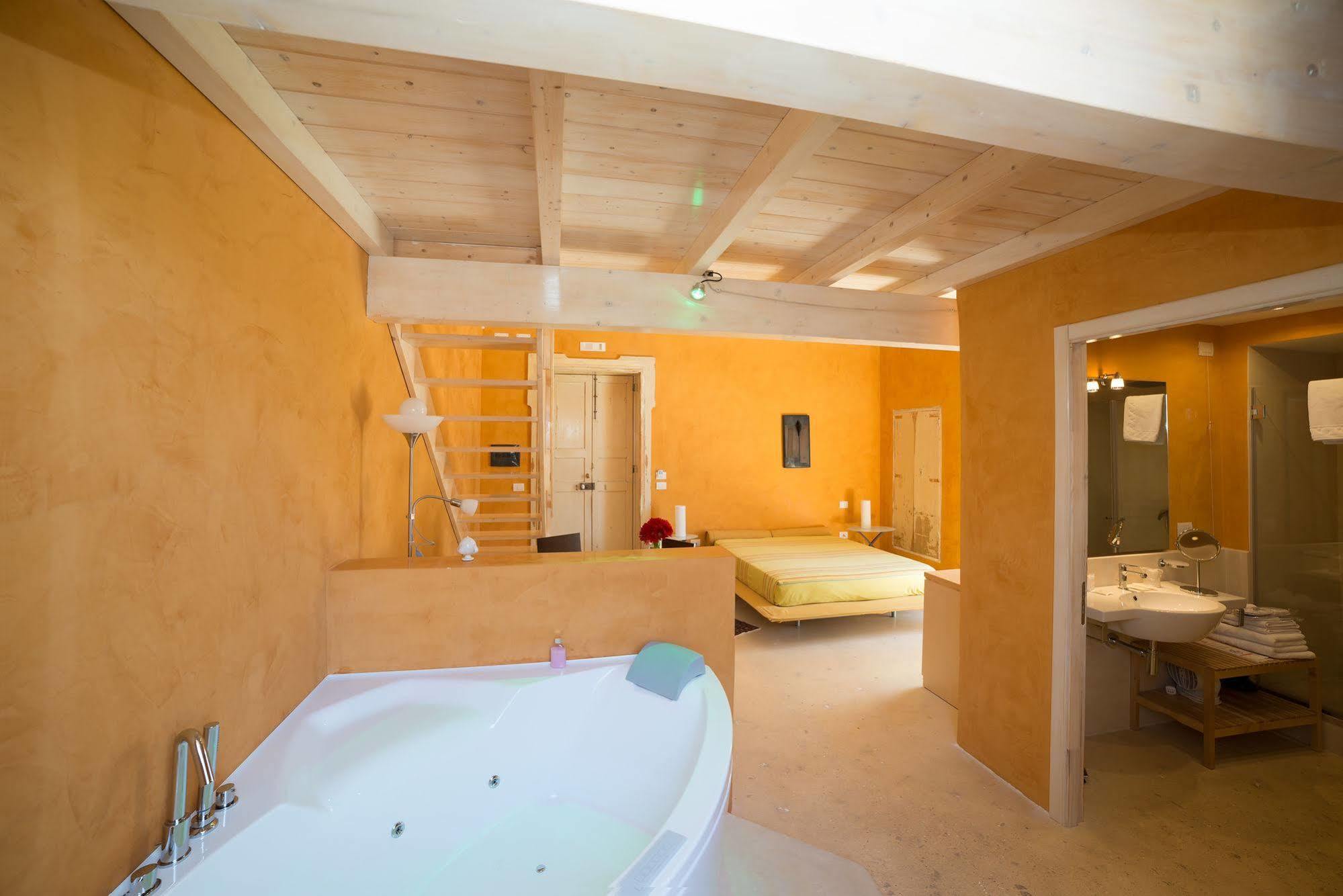 Relais Carlo V - Historical Palace 2*